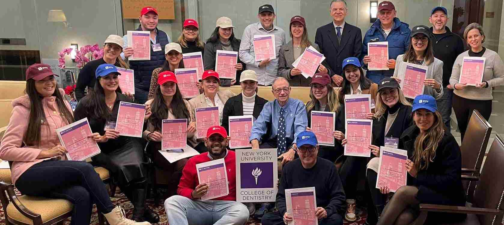 Turma recebendo certificados da NYU College of Dentistry